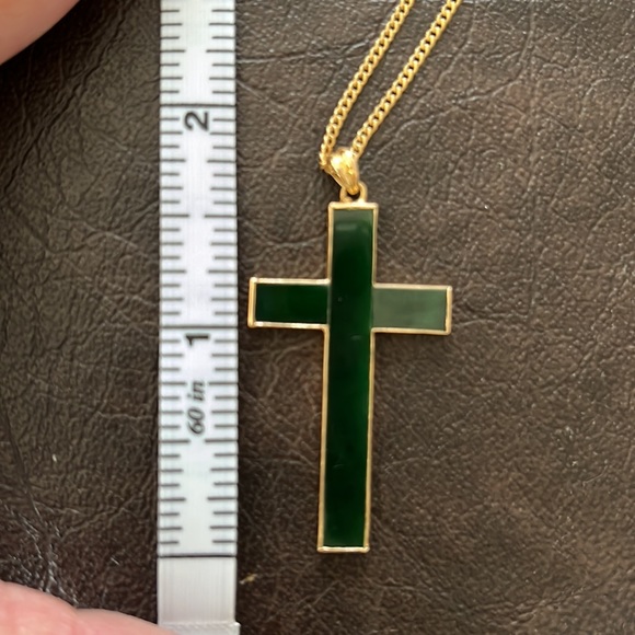 Green enamel cross necklace - Picture 4 of 5